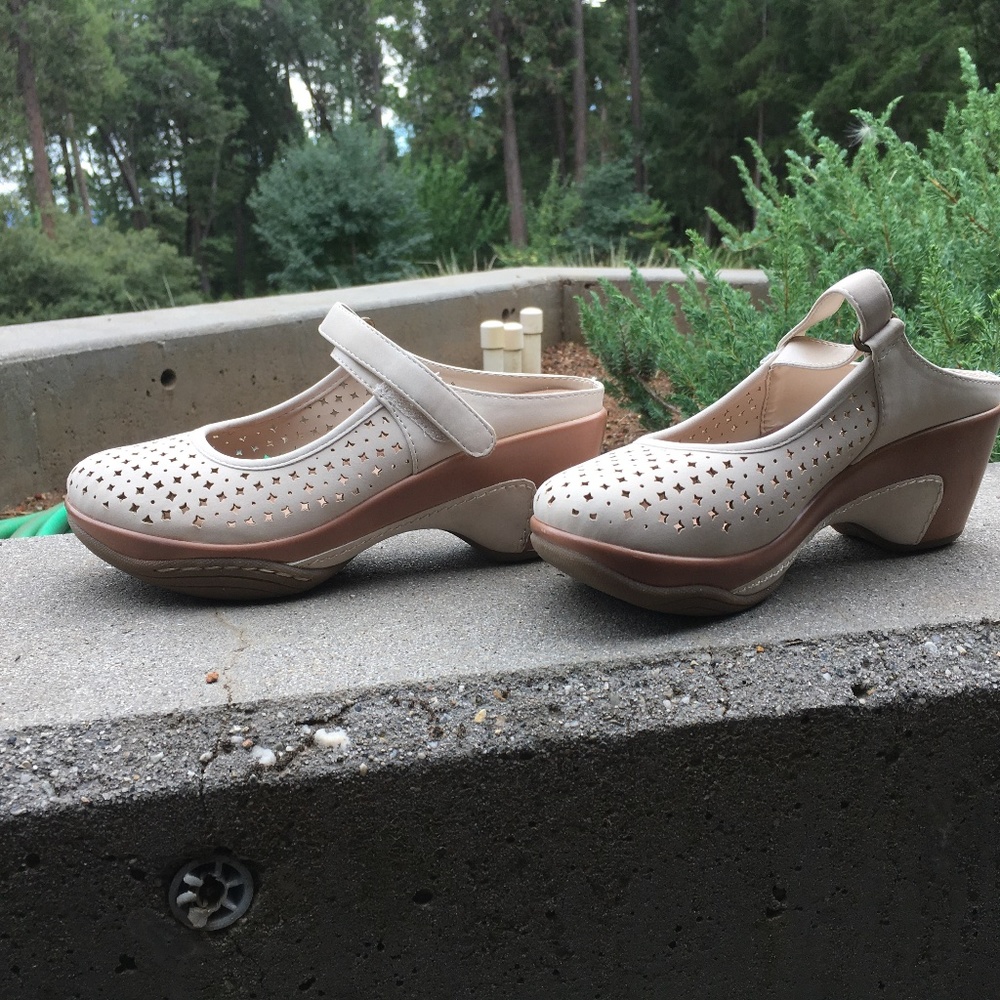 Cute slides in creamy white and brown by Rialto.